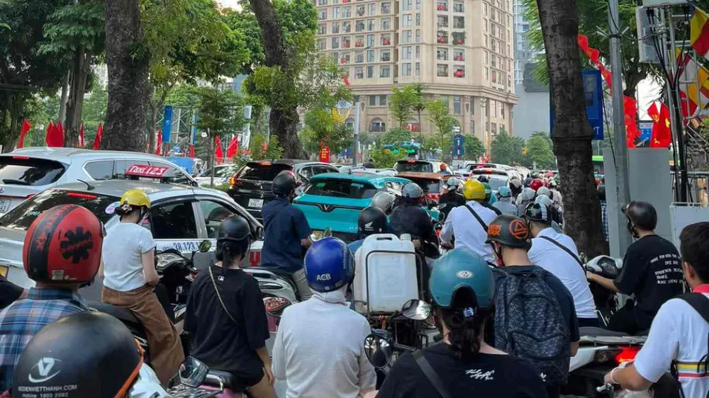 Chiều 28-8, đường Lạc Long Quân (Hà Nội) tắc cứng vì xe cộ tránh đoạn ngập Võ Chí Công IMG_1976.jpeg