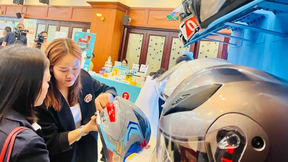 Người tiêu dùng phân biệt hàng thật - hàng giả tại một sự kiện do Vina CHG phối hợp cùng các đơn vị tổ chức