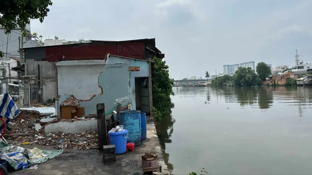Một số căn nhà tại dự án cải tạo bờ Bắc Kênh Đôi, TPHCM đã bàn giao mặt bằng. Ảnh: THANH HIỀN