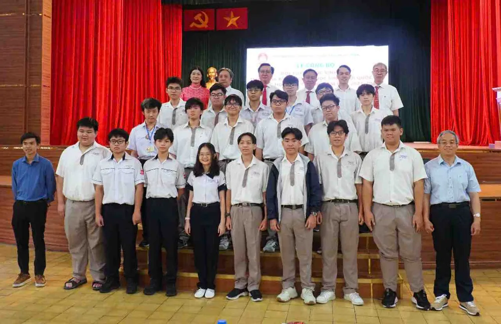 Học sinh tham gia đội tuyển học sinh giỏi quốc gia môn Toán của TPHCM năm học 2024-2025 z6144844494138_0856a61a0ab8894d3bc59cab83042130.jpg