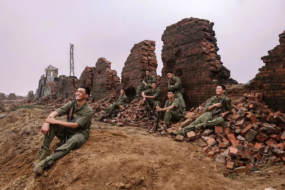 Các diễn viên chính trong phim Mưa đỏ CN3 tro chuyen 2.jpg