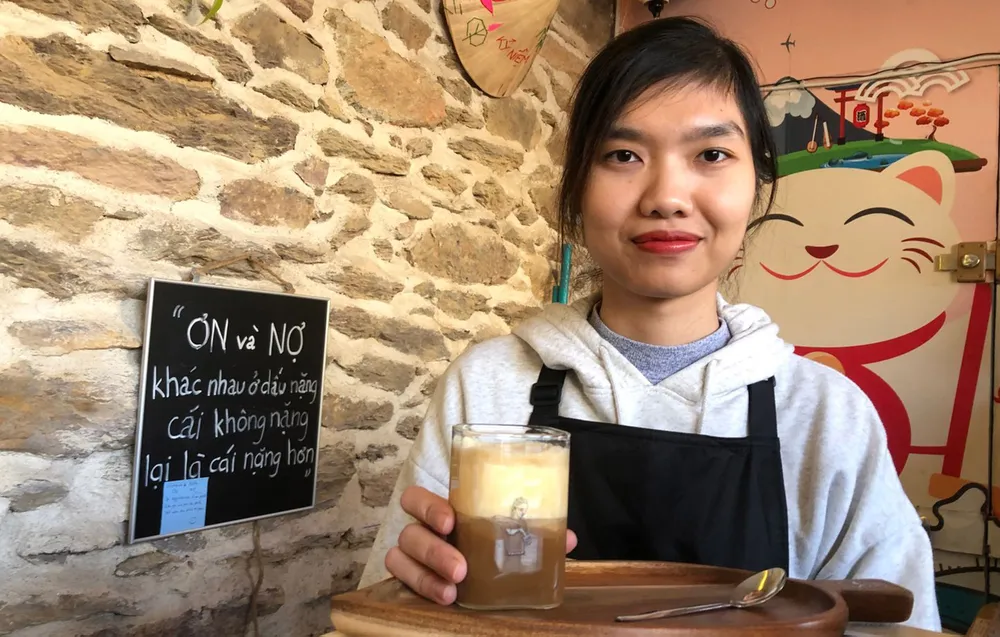 Thi Quỳnh-Anh - người đảm nhận pha chế tại Ô Quai Café. Ảnh: 20 MINUTES CN8c.jpg