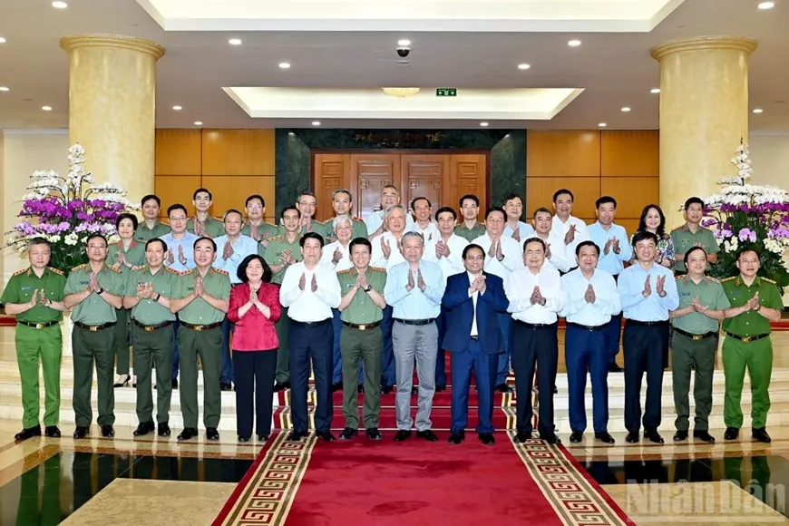 Tổng Bí thư Tô Lâm và các đồng chí lãnh đạo Đảng, Nhà nước với Ban Thường vụ Đảng ủy Công an Trung ương. Ảnh: BÁO NHÂN DÂN t6.jpg