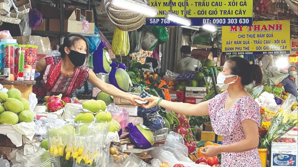 Mua bán trái cây tại chợ Bà Chiểu, phường Gia Định, TPHCM. Ảnh: HOÀNG HÙNG