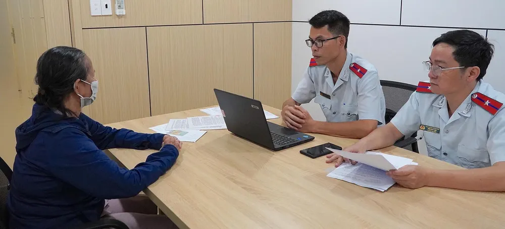 Cán bộ, công chức Thanh tra TPHCM tiếp công dân. Ảnh: PHƯƠNG UYÊN M3a.jpg
