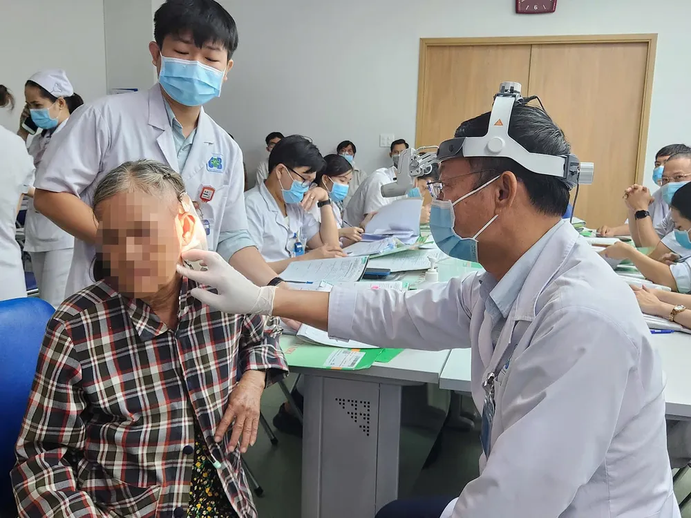 Bác sĩ Bệnh viện Ung bướu TPHCM đang thăm khám cho người bệnh