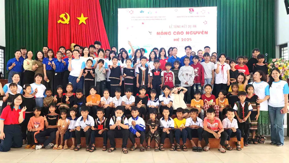 Thành viên dự án Nắng cao nguyên cùng các em học sinh tiểu học của xã Ea Tu, tỉnh Đắk Lắk. Ảnh: BÍCH THƠM