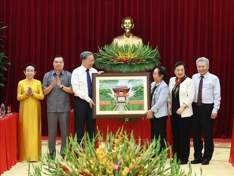 Tổng Bí thư Tô Lâm tặng bức tranh lưu niệm cho Hội Khuyến học Việt Nam. Ảnh: TTXVN tbt-to-lam-khuyen-hoc-16092025-06-1758028627170-1758028627314245232932.jpg