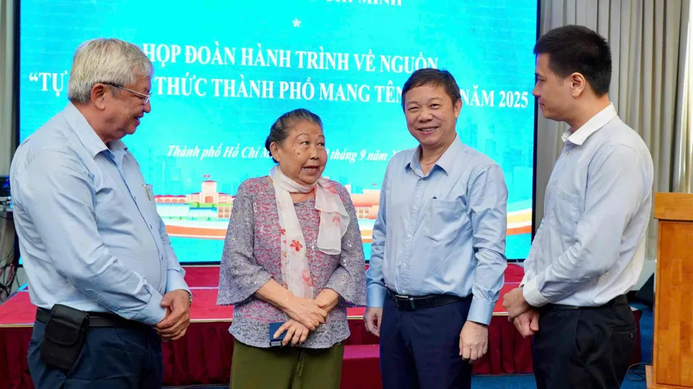 Đồng chí Dương Anh Đức và đồng chí Nguyễn Việt Long trao đổi với các trí thức tham gia hành trình về nguồn. Ảnh: HOÀNG HÙNG