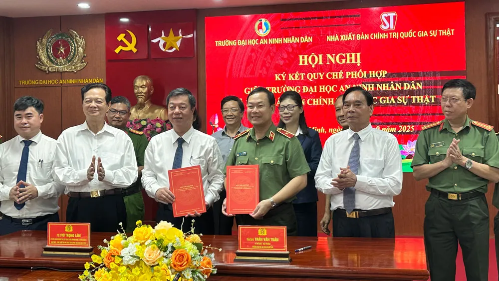 Đại diện NXB Chính trị quốc gia Sự thật và Trường Đại học An ninh nhân dân cùng thực hiện nghi thức ký kết Quy chế phối hợp cong-an.jpg