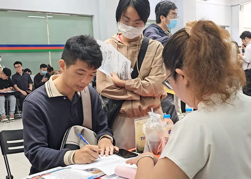 Người lao động tìm việc làm tại sàn giao dịch việc làm