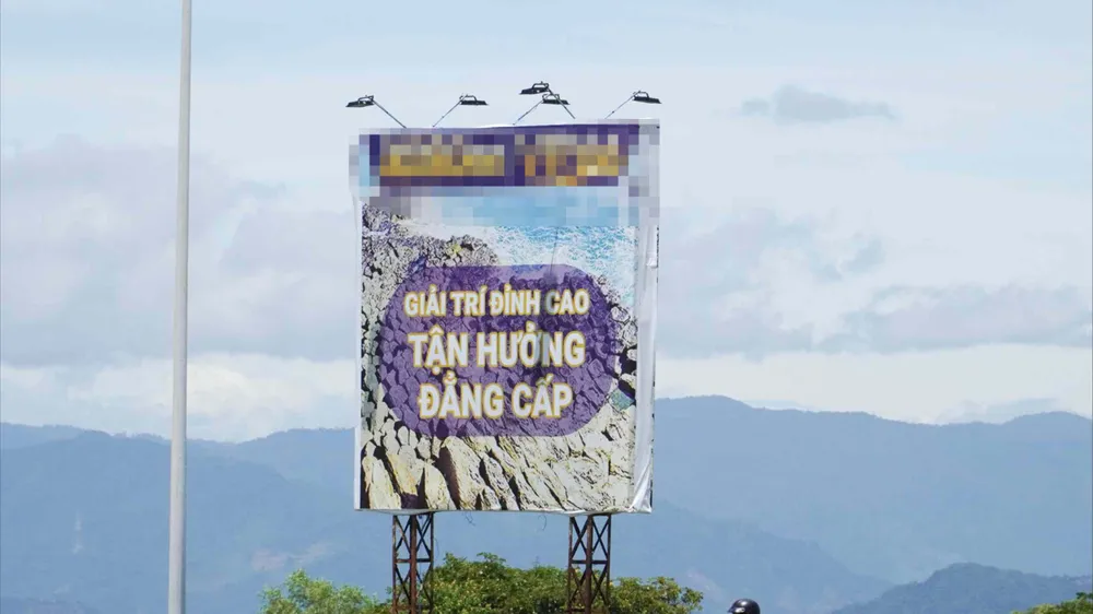 Bảng quảng cáo trò chơi đánh bạc trực tuyến nằm tại đại lộ Nguyễn Tất Thành, địa phận xã Cam Lâm, tỉnh Khánh Hòa. Ảnh: HIẾU GIANG mo mat.jpg