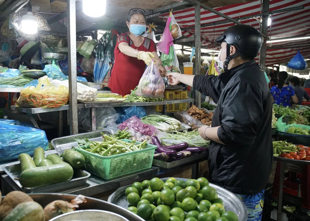Hộ kinh doanh nông sản tại chợ Hòa Bình, phường An Đông, TPHCM Ảnh: HOÀNG HÙNG !5C.jpg
