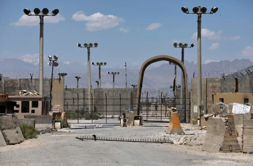 Cánh cổng của căn cứ không quân Bagram, năm 2021. Ảnh: AP