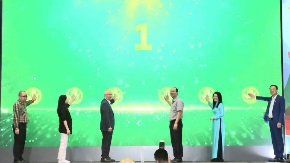 Các đại biểu thực hiện nghi thức nhấn nút khởi động Chương trình phát triển sản phẩm du lịch đặc trưng tỉnh Cà Mau 2421355482202163811.jpg