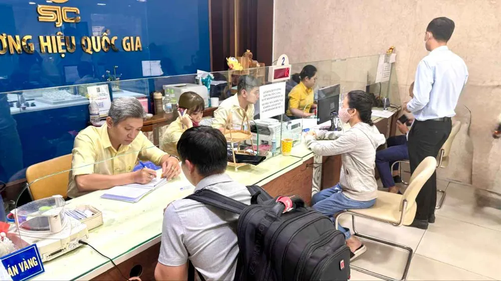 Người dân tới đăng ký mua vàng tại trung tâm SJC