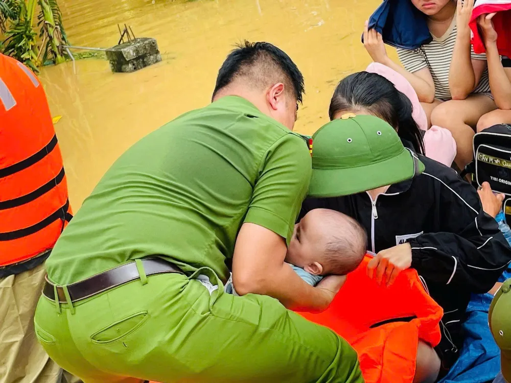 Lực lượng chức năng hỗ trợ người dân vùng lũ đến nơi an toàn 061ba49d656bef35b67a.jpg