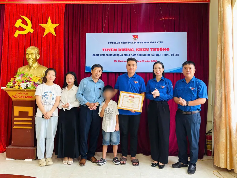 Phó Chủ tịch Ủy ban MTTQ Việt Nam tỉnh Hà Tĩnh, Bí thư Tỉnh đoàn Hà Tĩnh Nguyễn Ny Hương cùng lãnh đạo đoàn thể địa phương trao bằng khen cho anh Hồ Quốc Hiệu