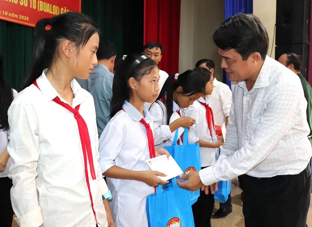 Phó Chủ tịch Ủy ban MTTQ Việt Nam TPHCM, Chủ tịch Liên đoàn Lao động TPHCM Bùi Thanh Nhân trao quà đến học sinh khó khăn tại tỉnh Hà Tĩnh. Ảnh: THÁI PHƯƠNG CN4 A.jpg