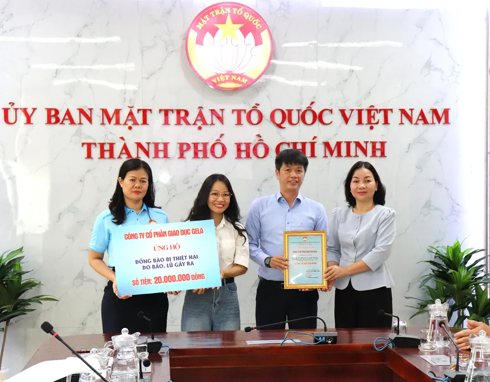 Các đơn vị trao kinh phí hỗ trợ đồng bào chịu ảnh hưởng bởi bão số 10 tại Ủy ban MTTQ Việt Nam TPHCM CN4 B.jpg