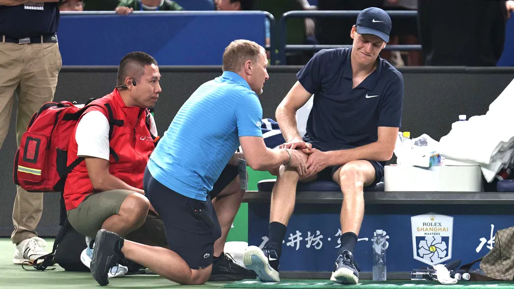 Jannik Sinner bị chấn thương vì thời tiết quá nóng ở giải Thượng Hải Masters 2025