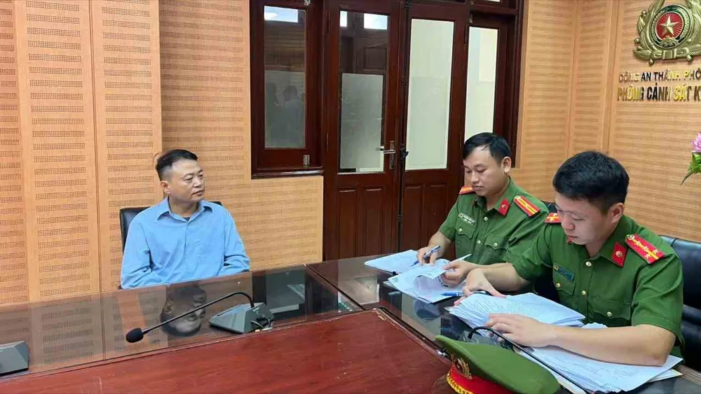 Ông Nguyễn Hòa Bình làm việc tại cơ quan công an