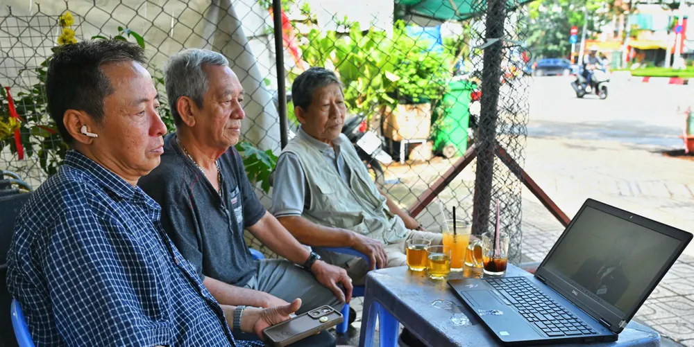 Người dân khu phố 25, phường Bình Thạnh theo dõi đại hội trực tuyến. Ảnh: VĂN ANH e4b555d0-af37-493f-9765-f1eadab3c499.jpg