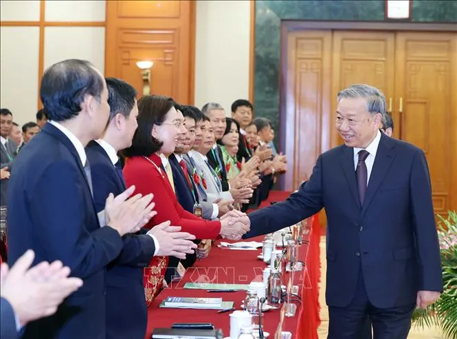Tổng Bí thư Tô Lâm với các đại biểu. Ảnh: TTXVN gap-141025.jpg