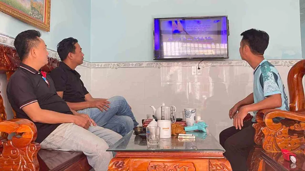 Anh Nguyễn Chánh Tín theo dõi lễ khai mạc được truyền hình trực tiếp. Ảnh: VĂN CHÂU Nhà dân.jpg