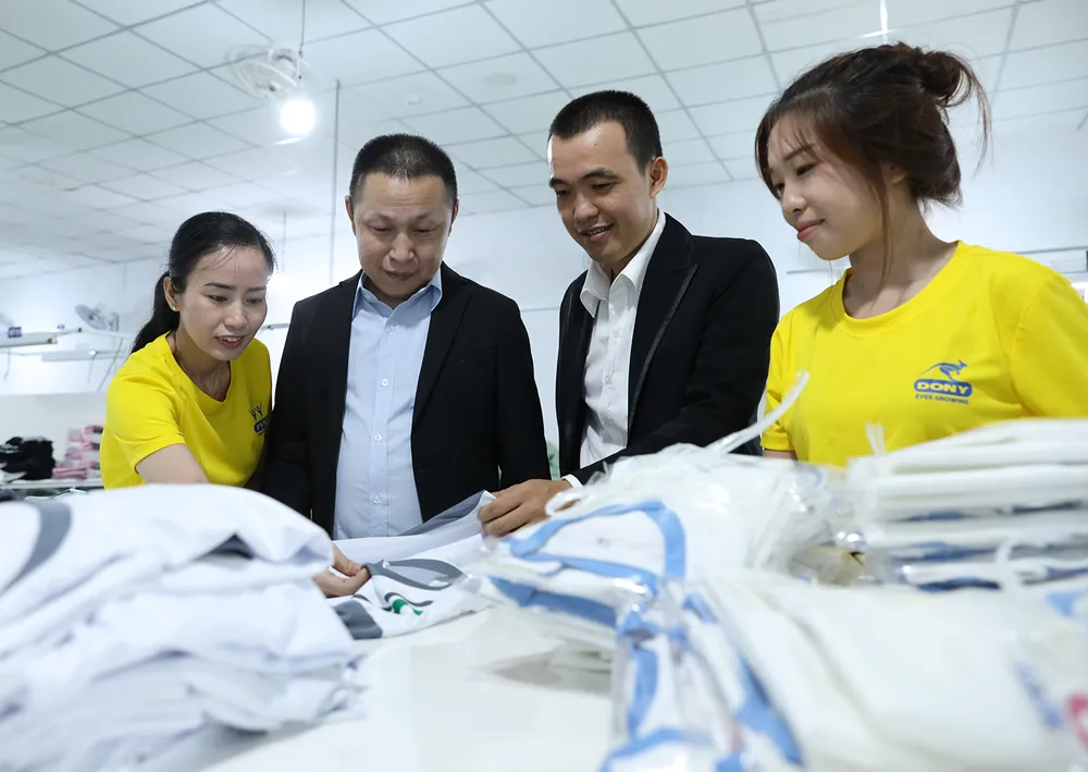 Công nhân Công ty TNHH May mặc Dony, xã Vĩnh Lộc, TPHCM chuẩn bị hàng xuất khẩu. Ảnh: NGÔ BÌNH R3a.jpg