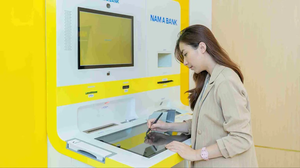 Khách hàng giao dịch tại Ngân hàng mở One Banking của Nam A Bank. Ảnh: MINH HUY