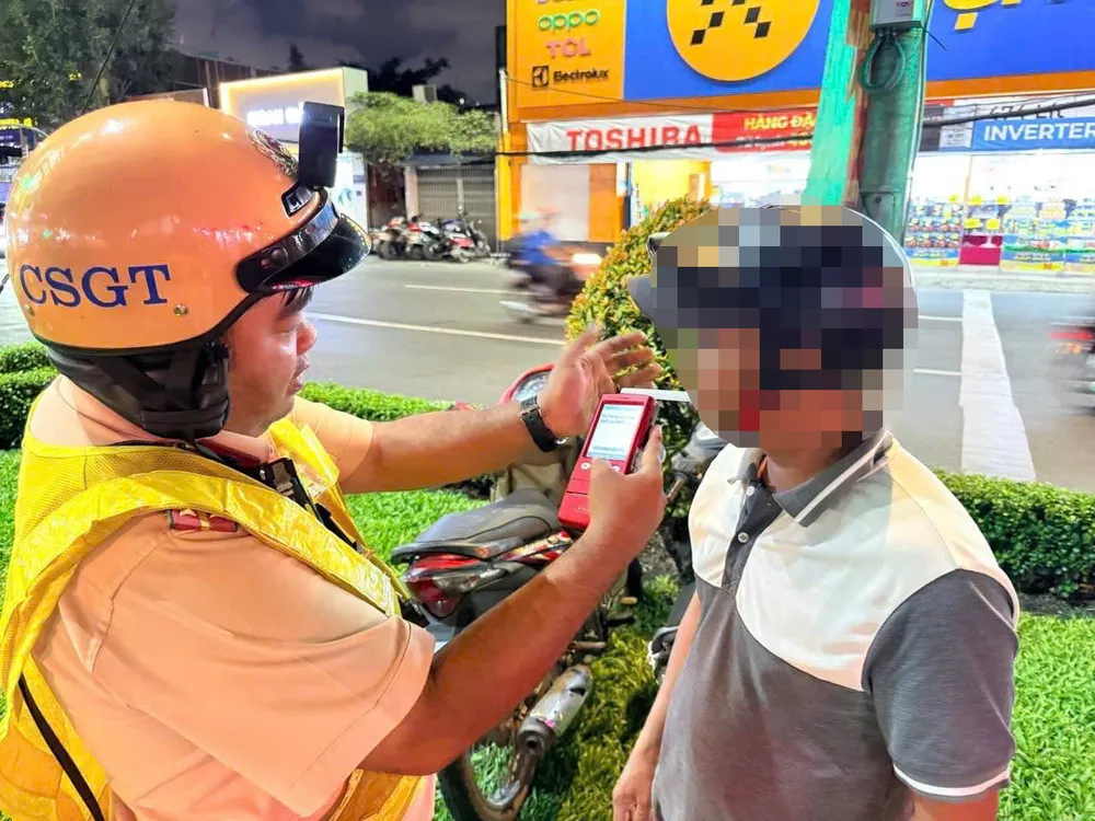 Lực lượng CSGT đo nồng độ cồn người đi đường trong đợt cao điểm