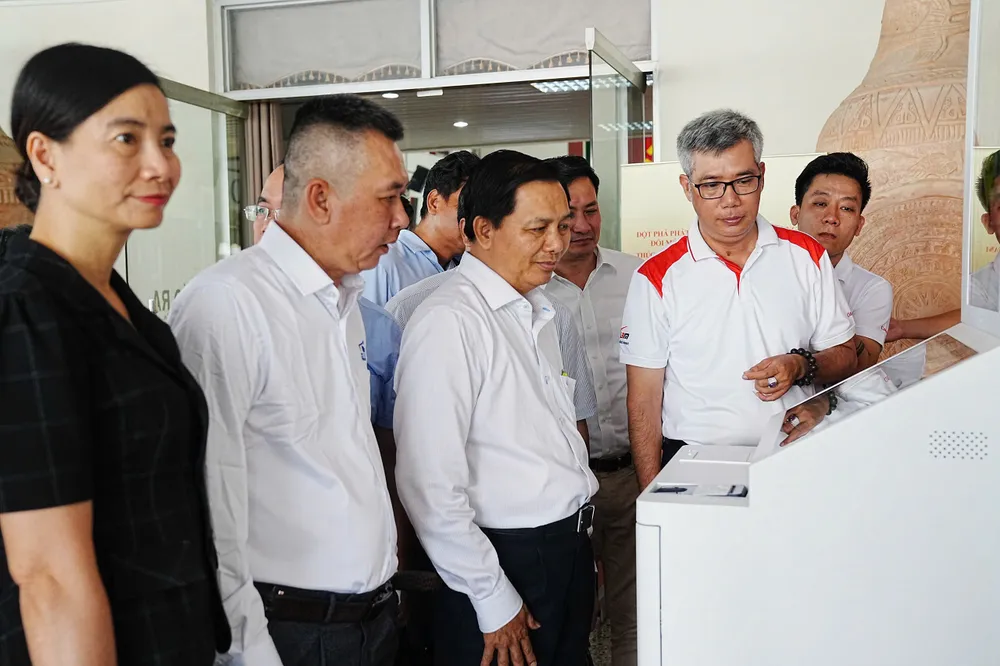 Bí thư Tỉnh ủy Vĩnh Long Trần Văn Lâu trải nghiệm Hệ thống giải pháp EZYSERVE AIB phục vụ hành chính công ở xã Châu Hưng, tỉnh Vĩnh Long do Công ty Cổ phần Lê Bảo Minh phối hợp địa phương triển khai 9ee249e83b0eb650ef1f-639-4366.jpg