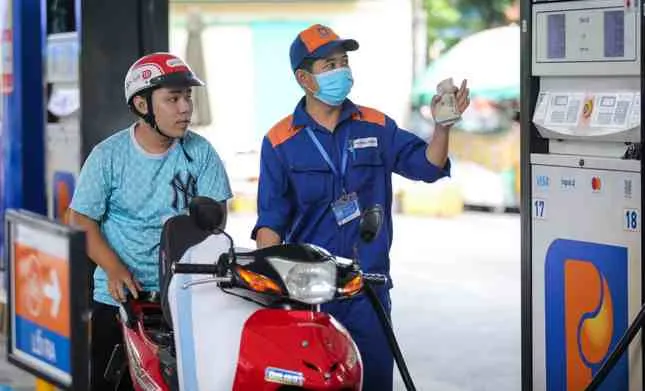 Khách hàng đổ xăng tại một cây xăng