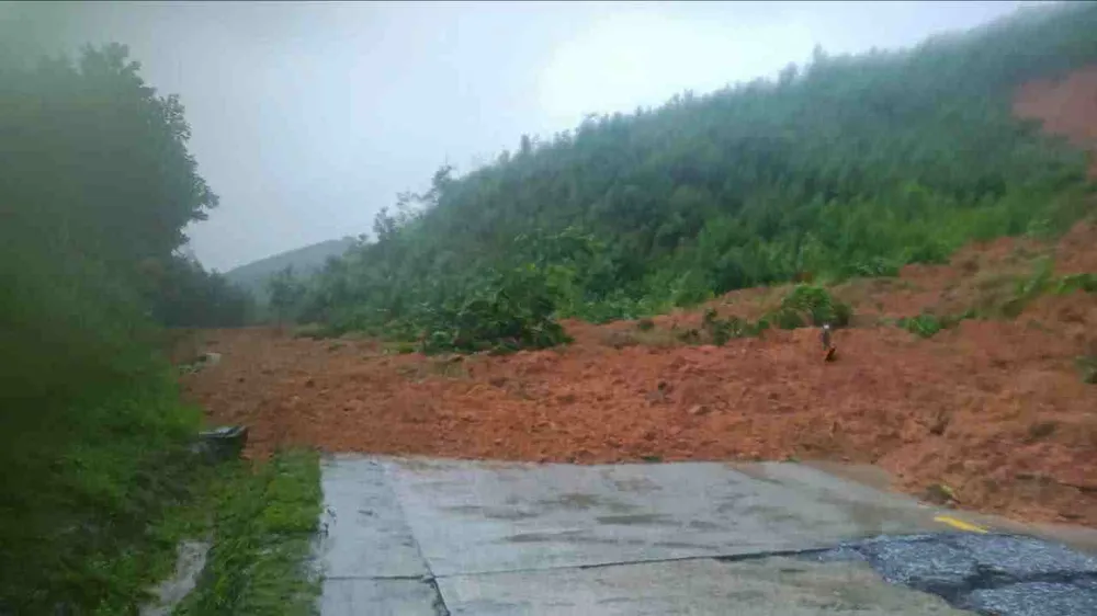 Nhiều tuyến quốc lộ qua khu vực miền Trung vẫn bị ách tắc do ngập úng, sạt lở