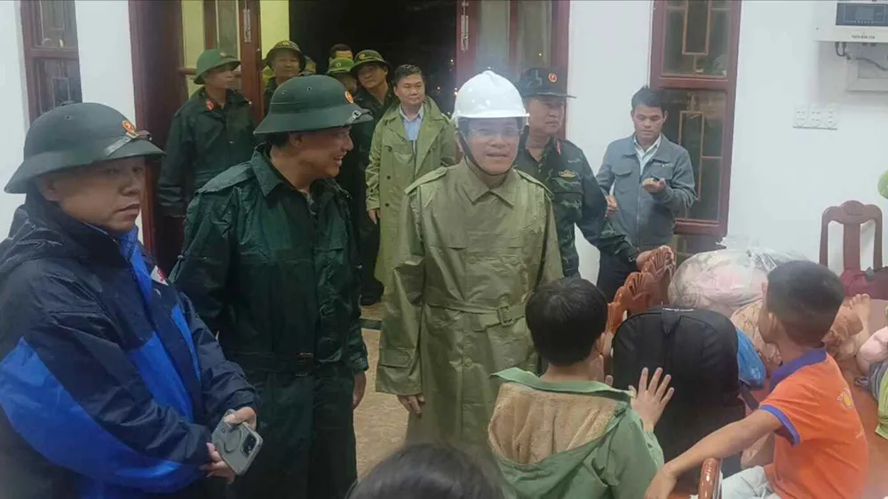 Phó Chủ tịch UBND TP Đà Nẵng Trần Nam Hưng cùng lãnh đạo các sở, ngành đã đến thăm hỏi người dân vùng lũ