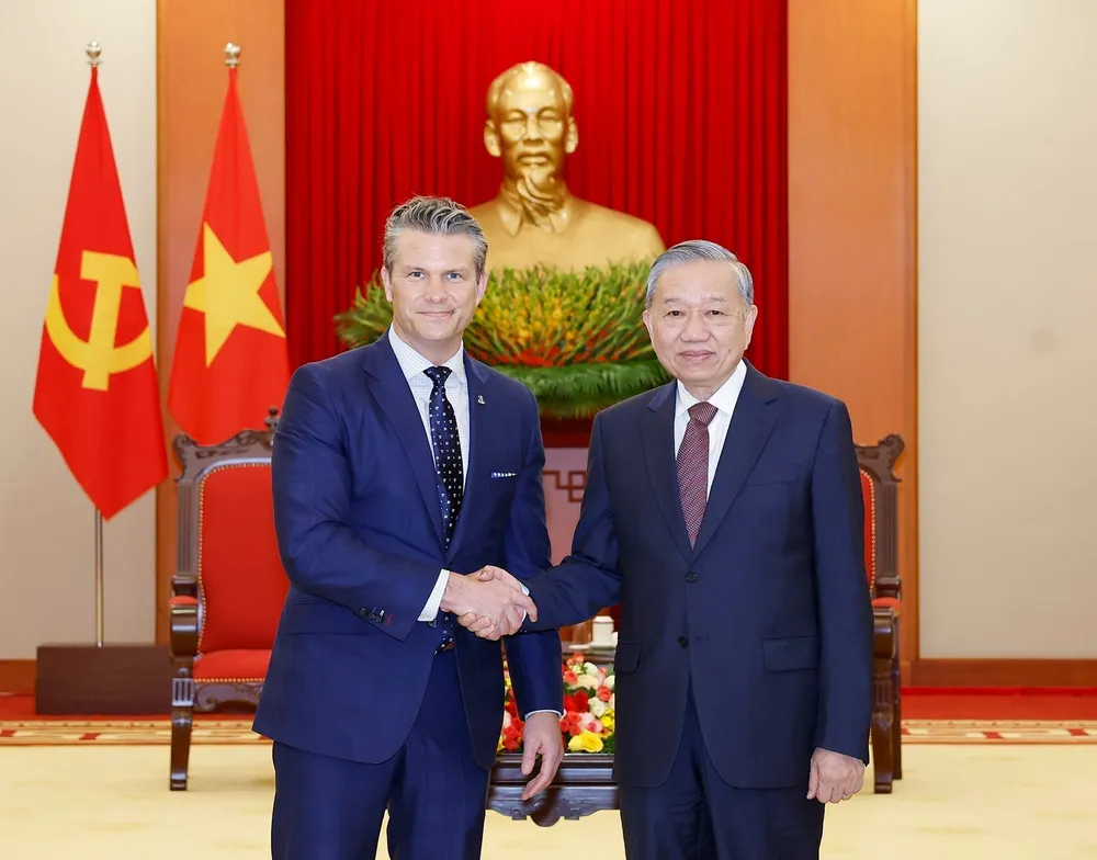 Tổng Bí thư Tô Lâm tiếp Bộ trưởng Bộ Chiến tranh Hoa Kỳ Pete Hegseth. Ảnh: TTXVN image (2).jpg