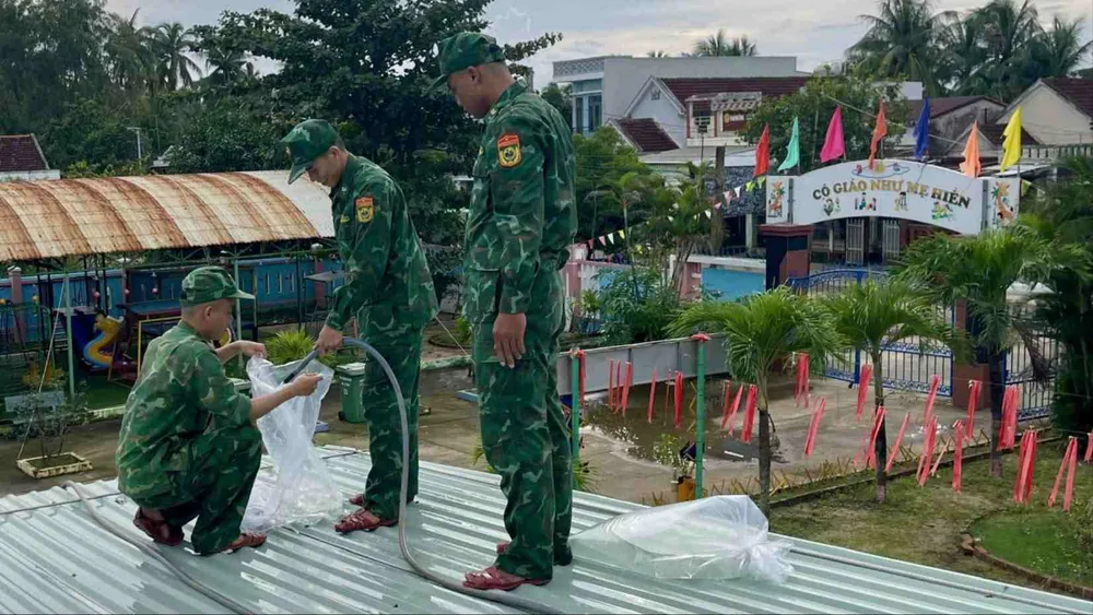 Lực lượng quân đội giúp dân gia cố mái nhà trước bão số 13