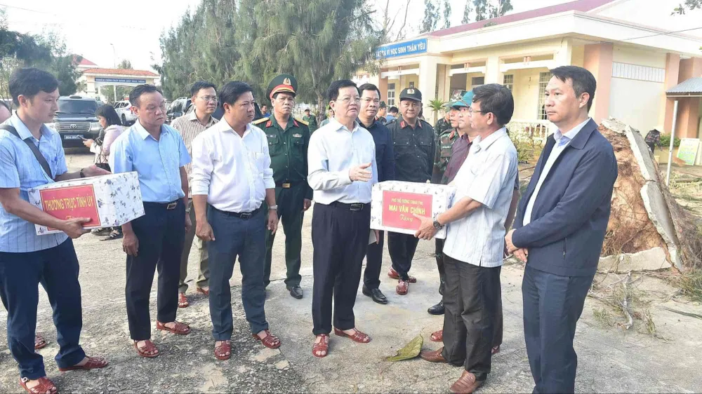 Phó Thủ tướng Mai Văn Chính thăm, tặng quà thầy và trò Trường Tiểu học và THCS Cù Chính Lan tại thôn Hòa Phú, xã Xuân Cảnh. Ảnh: VGP