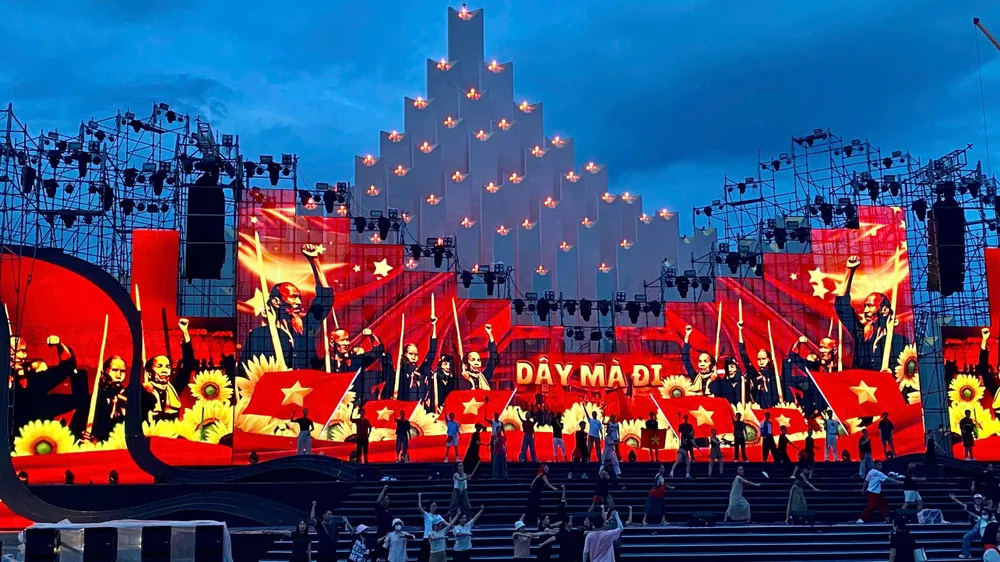 Chương trình nghệ thuật đặc sắc, ấn tượng kỷ niệm ngày lễ lớn của TPHCM được tổ chức tại Quảng trường Thắng Tam (phường Vũng Tàu). Ảnh: TRÚC GIANG