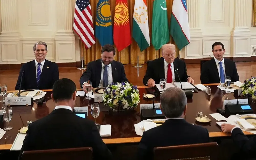 Tổng thống Mỹ Donald Trump tham dự tiệc tối với các lãnh đạo Trung Á hôm 6-11. Ảnh: AP