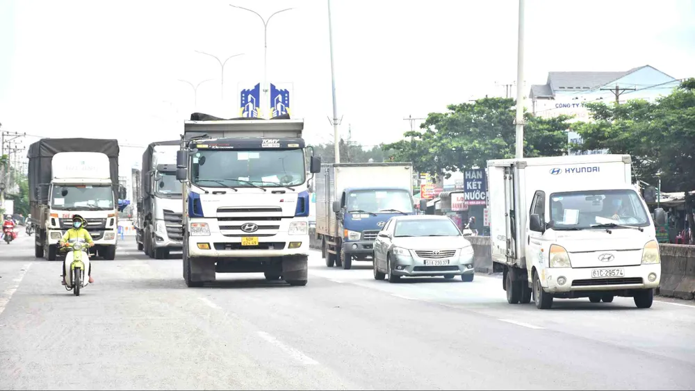 Phương tiện vận tải lưu thông trên quốc lộ 51 đoạn qua địa bàn TPHCM