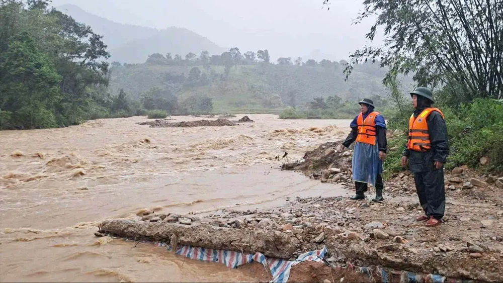 Bộ đội biên phòng Quảng Trị kiểm tra mực nước lũ thượng nguồn