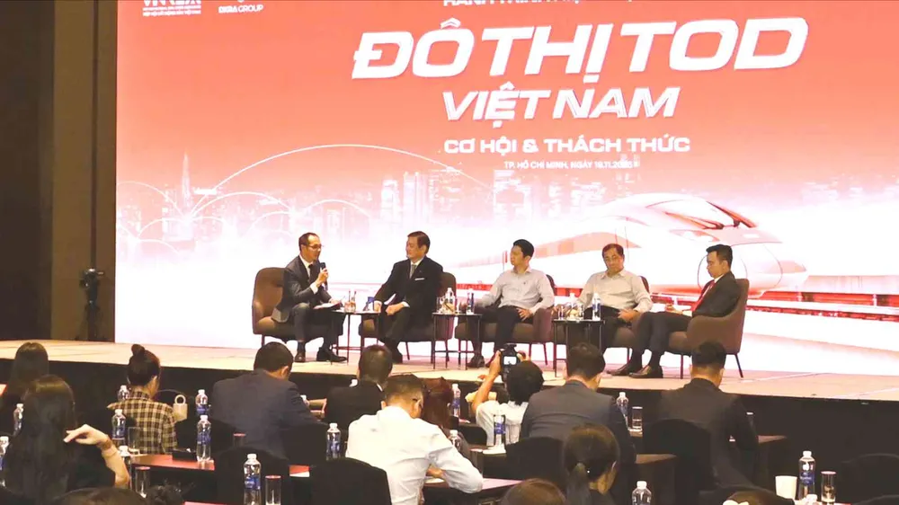 Các chuyên gia thảo luận tại hội thảo “Hành trình hiện thực hóa đô thị TOD Việt Nam: Cơ hội và Thách thức”. Ảnh: TH