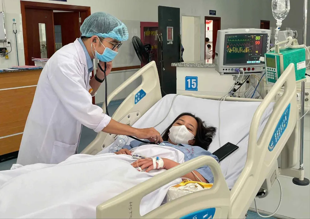 Bác sĩ thăm khám cho bệnh nhân