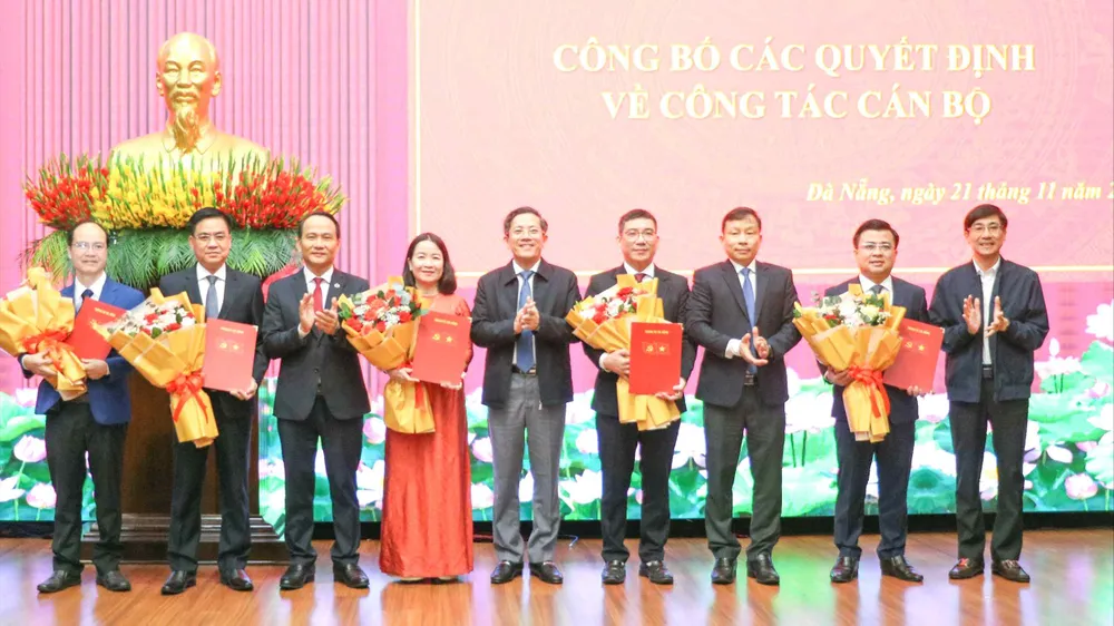 Lãnh đạo TP Đà Nẵng trao quyết định và tặng hoa chúc mừng các cá nhân được bổ nhiệm