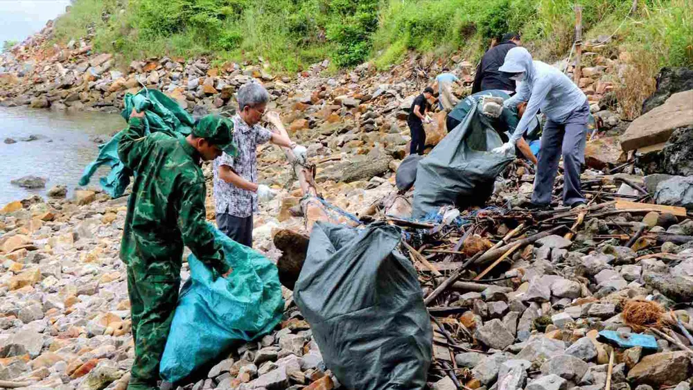 Người dân Côn Đảo chung tay dọn dẹp bãi biển. Ảnh: THU HOÀI