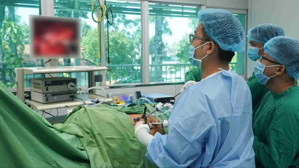 Các bác sĩ Bệnh viện Chợ Rẫy phẫu thuật cho một bệnh nhân ung thư