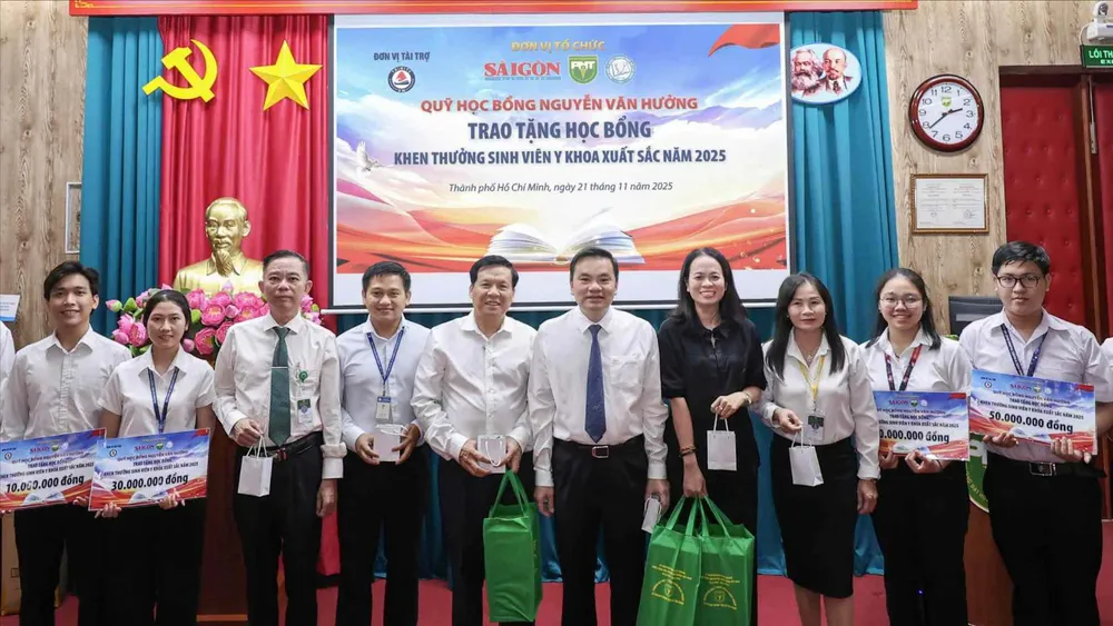 Đại diện Ban Biên tập Báo SGGP và lãnh đạo Trường Đại học Y khoa Phạm Ngọc Thạch trao học bổng đến các bạn sinh viên