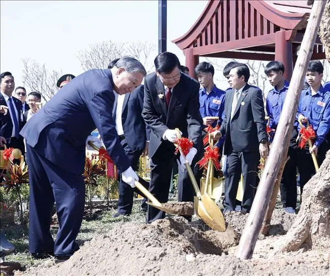 Tổng Bí thư Tô Lâm cùng Tổng Bí thư, Chủ tịch nước Lào Thongloun Sisoulith trồng cây lưu niệm tại lễ khánh thành Công viên Hữu nghị Lào - Việt Nam. Ảnh: TTXVN